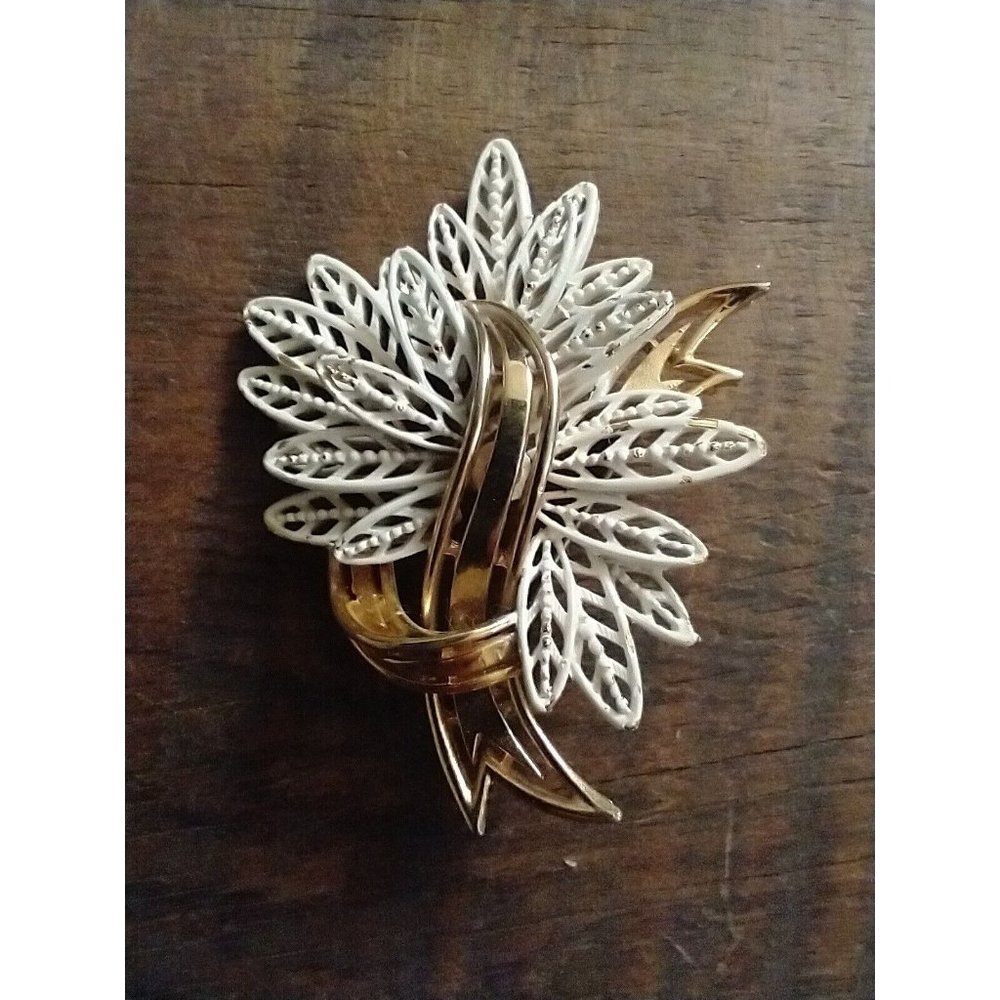 Vintage Brooch, Gold tone & Off white Enamel D4